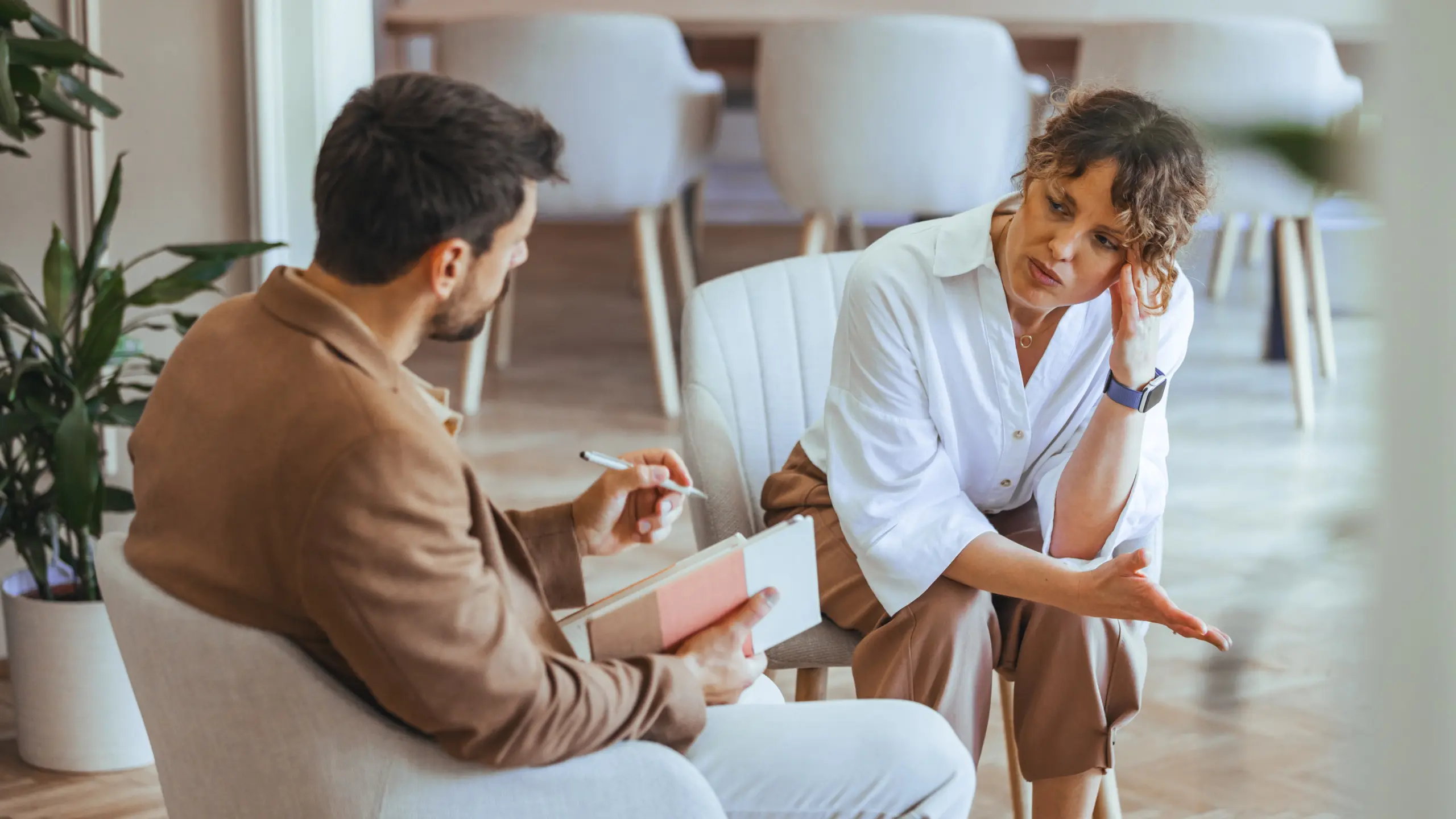 individual speaking with therapist about alcohol use and recovery